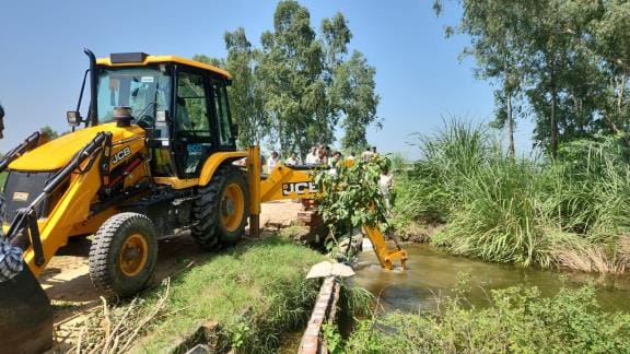 The administration opened the drain which had been closed for five days in Jeetpura.