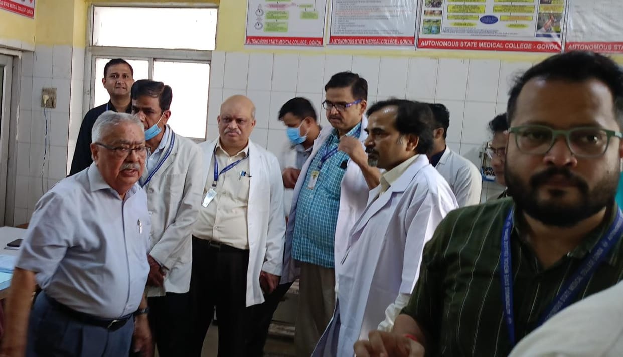 Emergency incharge found treating patients without wearing apron
