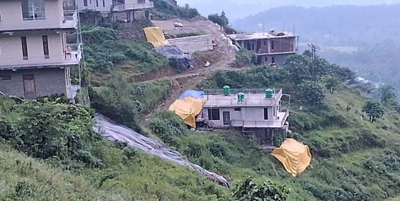 Danger signs started appearing on the hill in Dhelu Mohalla too