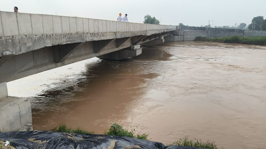 Water in Ghaggar is stable but danger persists, farmers are guarding the dam