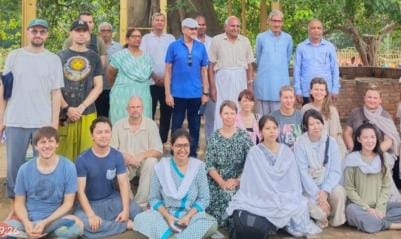 The followers performed worship in the Jetavana complex