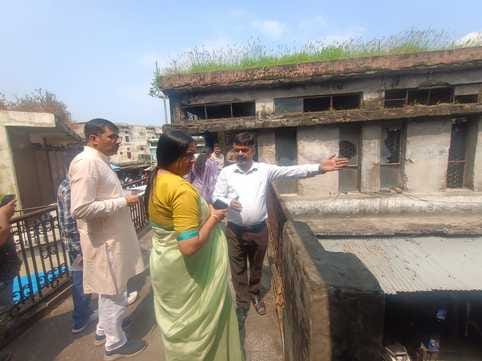 The mayor inspected the old post office building in Jawahar Market
