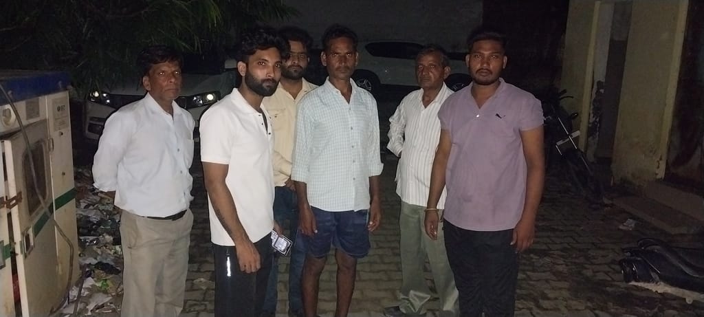 Police arrested two accused who committed robbery and fraud by posing as bank employees