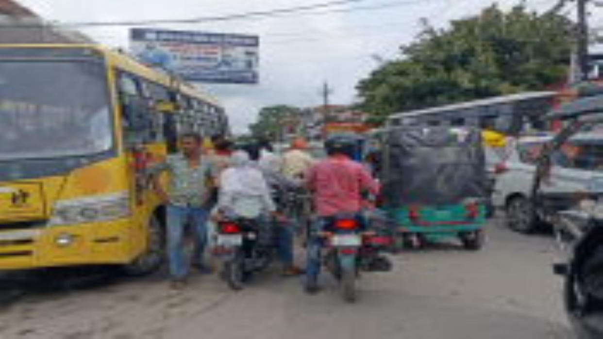 The arrogance of illegal vehicle drivers, they are picking up passengers right in front of the bus station