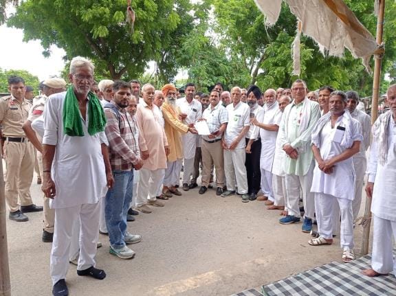 Farmers were given compensation of 60 thousand rupees per acre and work was demanded for MNREGA workers