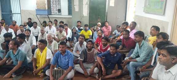 Street vendors demonstrated in the corporation premises