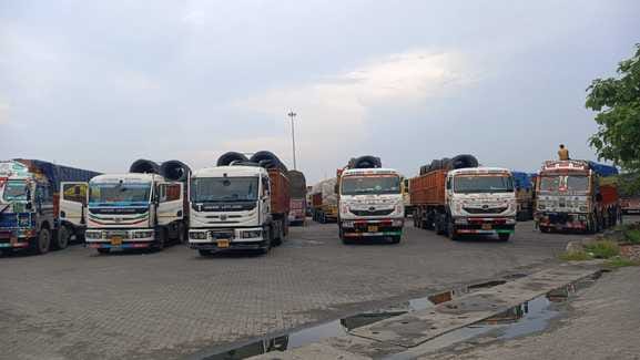 Trade halted due to disturbance in Nepal, more than 150 trucks from Sonbhadra stranded at the border