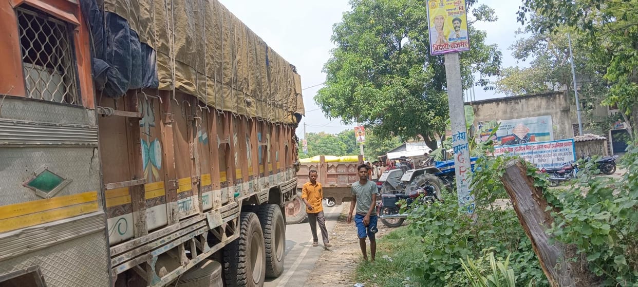 Villagers caught a truck loaded with 50 bags of urea