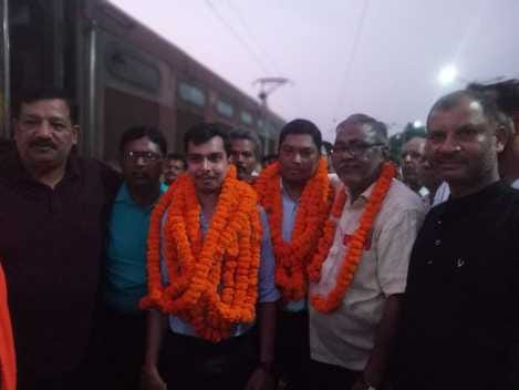 Trains stopped... The driver of Bareilly-Banaras Express was welcomed