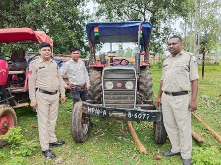 Secretary's son's tractor full of sand was caught, father called TI and talked about giving bribe,