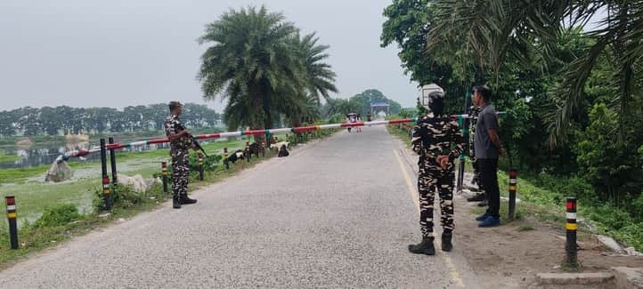 सुपौल के भीमनगर में इंडो-नेपाल सीमा पर अलर्ट एसएसबी जवान।भीमनगर में बॉर्डर बंद होने के बाद ट्र