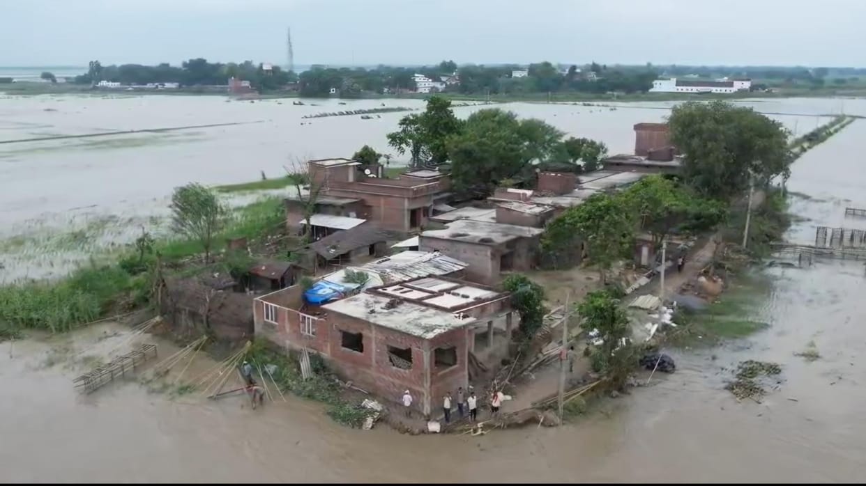 Gorakhpur News: Erosion intensifies in Gyankol... cracks in the walls of Banshi's house, floor torn
