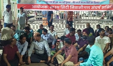 Colony residents sit on dharna over waterlogging in South City