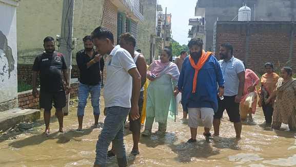 Mayor inspected waterlogging in Dashmesh Nagar and got pumps started