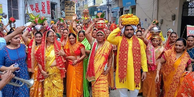 Kalash Yatra was taken out before Shrimad Bhagwat Katha