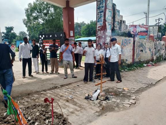 ABVP burnt the effigy of Higher Education Minister
