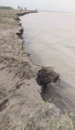 Erosion is increasing in Pathargarh, reached 35 acres