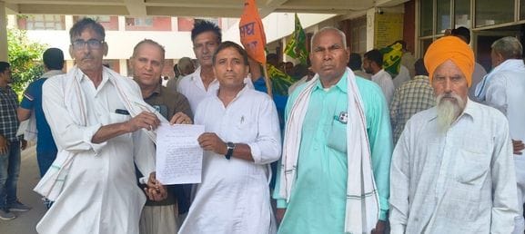 Farmers demanded compensation of 30 thousand rupees per acre