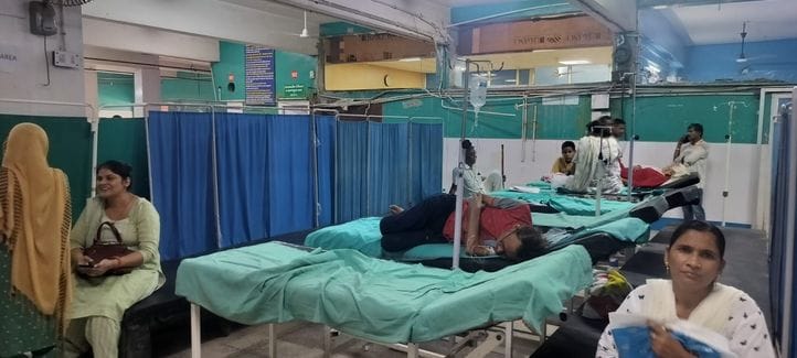Curtains installed in the emergency room running in the open hall in the old building, patients get relief