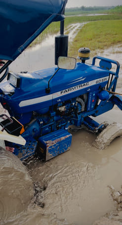 Yamuna water left mud on the way to the farm, tractor also got stuck