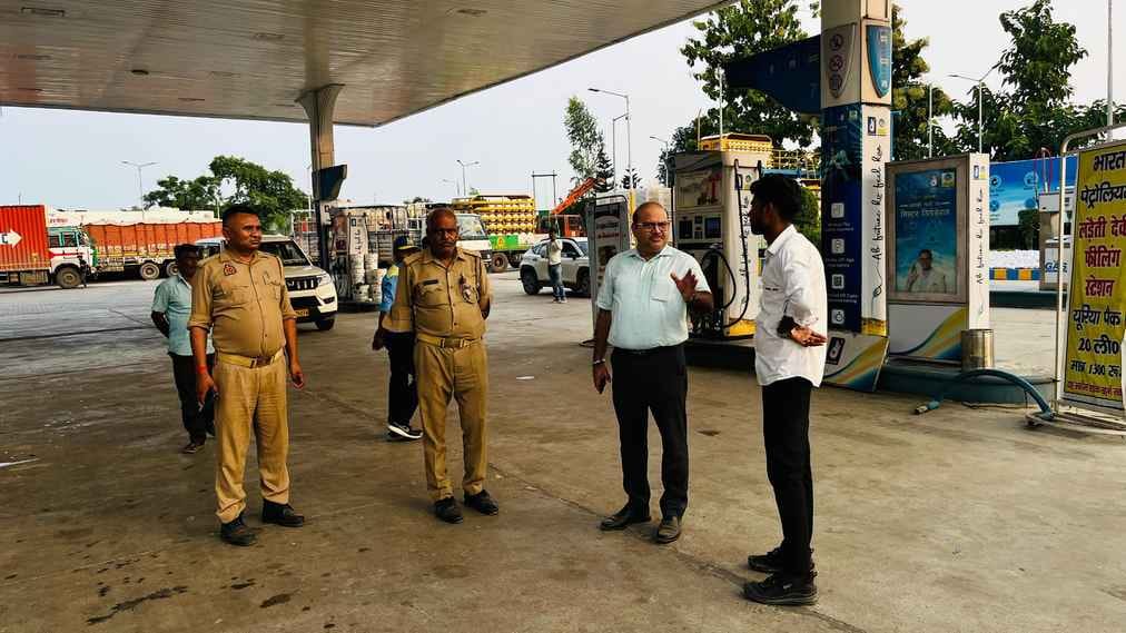 DSO reprimanded the pump workers who were giving petrol to bike riders without helmet