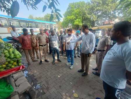 Goods kept on the road were confiscated, challans were issued to four people