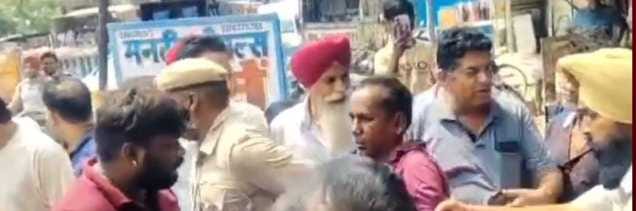 Attempt to kidnap girls failed, shopkeepers caught one accused and the woman fled