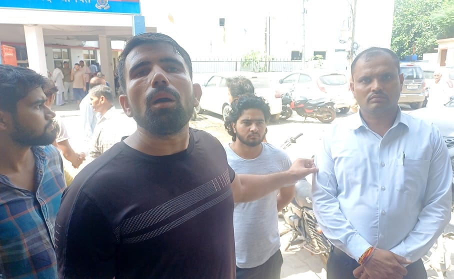 Mannu, carrying a bounty of 25 thousand rupees, injured in an encounter