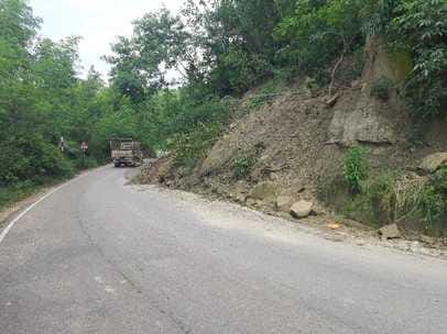 Landslide due to heavy rain, danger remains on Amb-Chakkasaraay-Suri road