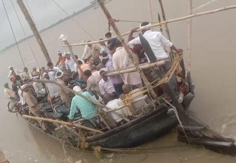 Boat swaying in Saryu due to the load of passengers... uproar