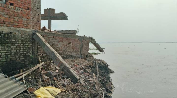 Gorakhpur News: Half of Banshi's house washed away in the erosion of Saryu... 15 houses in danger