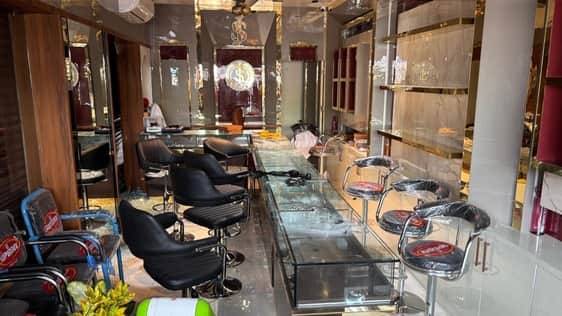 चोरी के बाद खाली दुकान।दुकान के बाहर जुटे व्यवसायी।दुकान के बाहर बिखरे पड़े सामान।