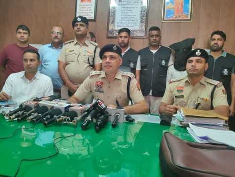 An interstate drug smuggler arrested with 2 kg 768 grams of opium