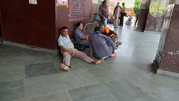 Occupation of rest houses and shops, drivers and conductors sleeping on the floor
