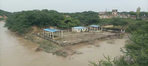 Yamuna is calm, boats are running on the way to Gauhanikalan