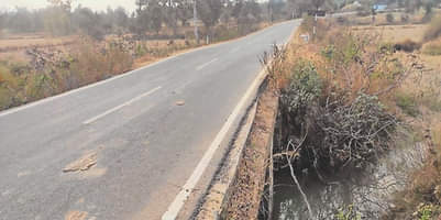 Corruption in MLA fund, Sarpanch-Secretary made railing on culvert on paper