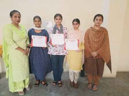 Amandeep Kaur stood first in the quiz competition