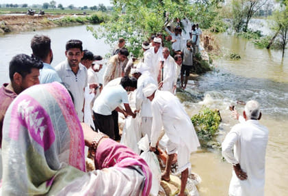 Hisar-Ghaggar drain broke for the third time, repaired after 20 hours of hard work