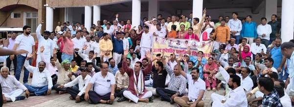 Teachers roared against the necessity of TET