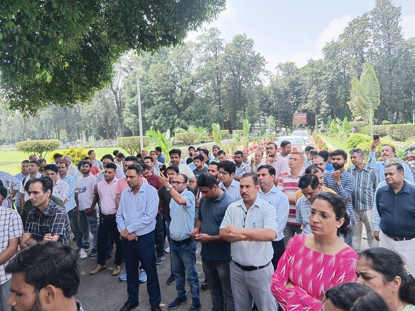 Kuta members raised slogans against the contractor at the Vice Chancellor's office