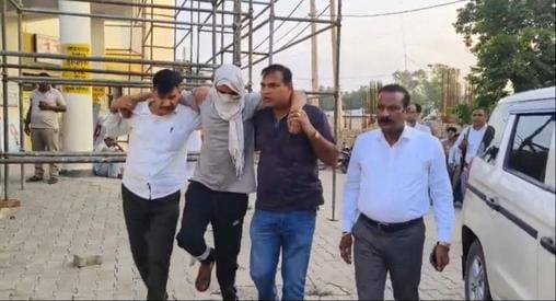 The accused of firing on the liquor contractor was injured in an encounter