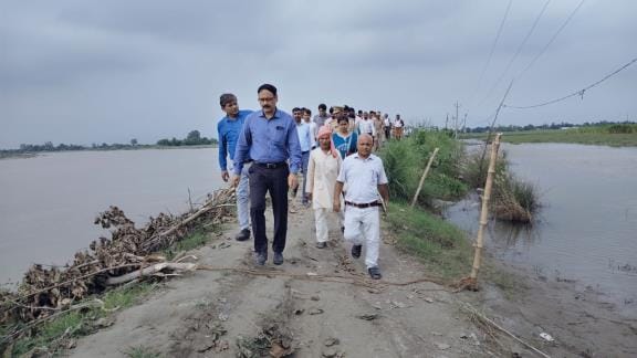 DM inspected the erosion site near Dholbaja Purwa