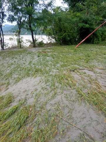 65 bighas of fertile land in Dol and Gadyada villages got submerged in Beas river