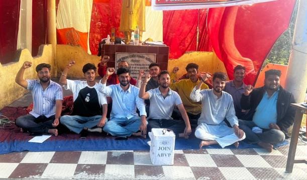 The students' agitation demanding increase in seats continued on the 25th day