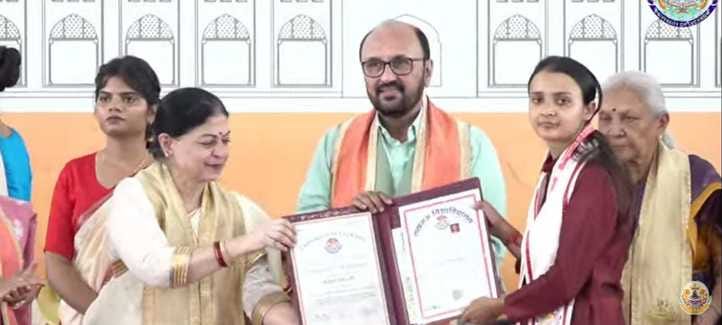 Kajal Dwivedi got gold medal in convocation ceremony