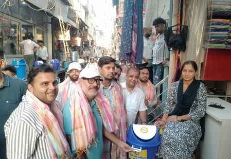 The association placed 100 dustbins at the shops