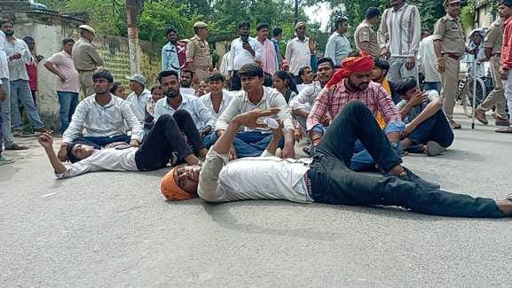 Students' protest continues for increasing seats by 33 percent