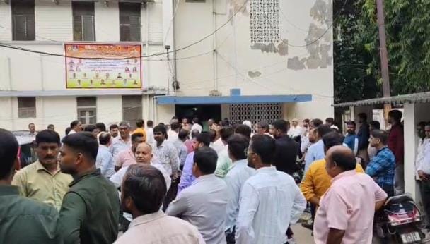In Gorakhpur, JE-contractor clashed in PWD office.assault-commotion, fraud of Rs 1.20 crore