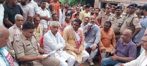 BJP worker injured in lathicharge dies, 6 policemen including SO suspended
