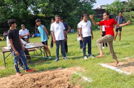 Anjali first in 5000 meter race